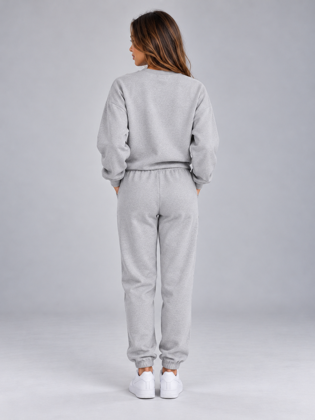 Women’s Oversized Tracksuit Set – Sweatshirt & Cuffed Joggers